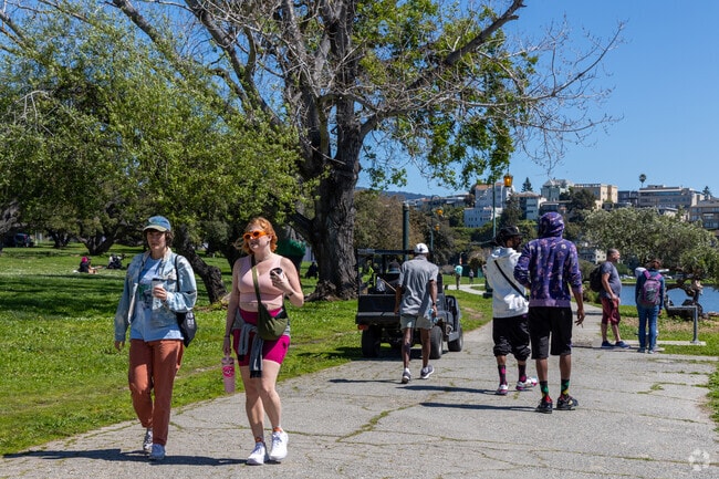 Lake Merritt is minutes away from Crocker Highlands.