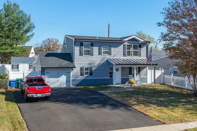 Some of the more contemporary homes in Goldenridge have attached garages.