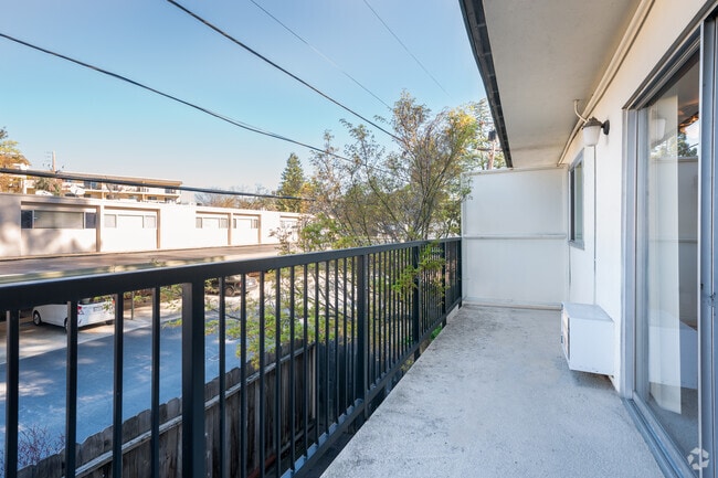1BR, 1BA - 550SF - Balcony