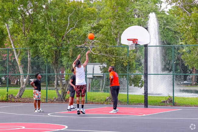 There are well-maintained basketball courts at Daffin Park.