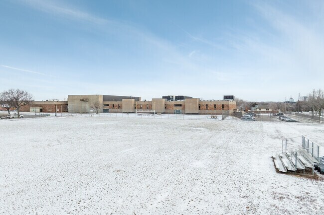 The curriculum emphasizes cutting-edge STEAM education, connecting concepts.