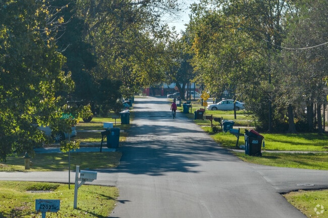 The quiet streets of Arnould Heights Lafayette are a nice place to ride a bike.