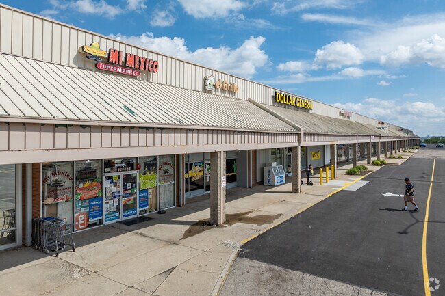 Creekview's Middletown Shopping Center features several local businesses such as El Grillo and Mi Mexico Supermarket.