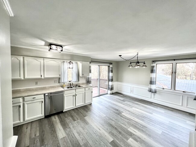 Large Eat-In Kitchen