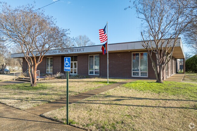 The Cleveland School District serves nearly 3,000 students and earns a C-plus rating from Niche.