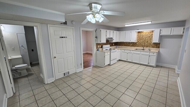 212 Thurston Dr NW unit B, Gainesville, GA 30501 - photo 2