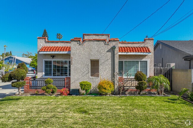 This cute Spanish style home is from the midcentury and well kept.