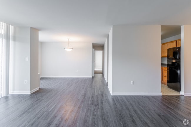 2 BR, 2 BA - 825 SF
