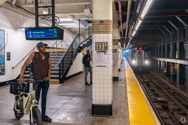 7 Trains give Hunter’s Point commuters easy access to Grand Central Station within 15 minutes.