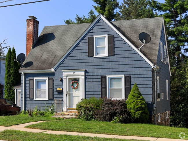 A well maintained home is easy to find in Greendale.