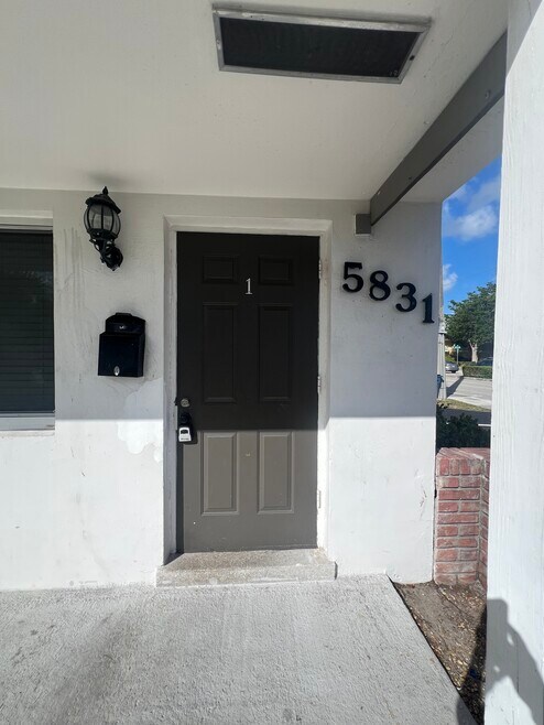 5831 NE 18th Ave unit 1, Fort Lauderdale, FL 33334 - photo 1