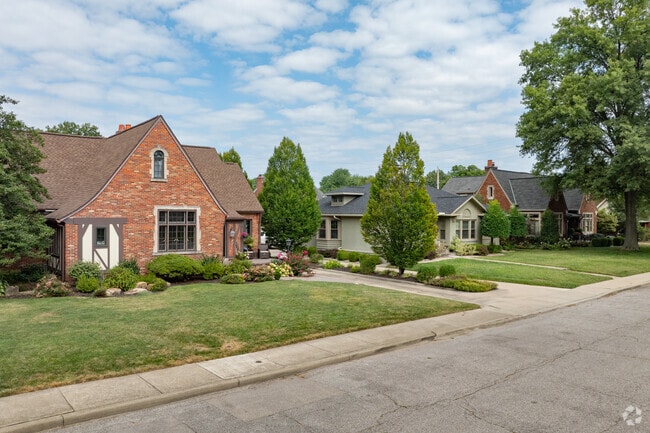 Mature trees abound in the Greater Lincolnshire neighborhood.