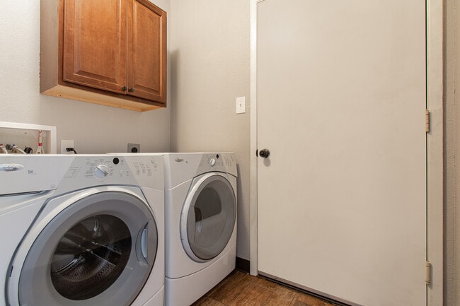 Washer/Dryer (Hookups)
