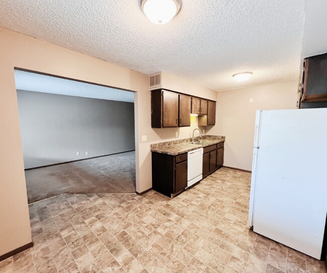 1800 Knox St unit 1830 Knox St. Apt 2, Lincoln, NE 68521 - photo 4