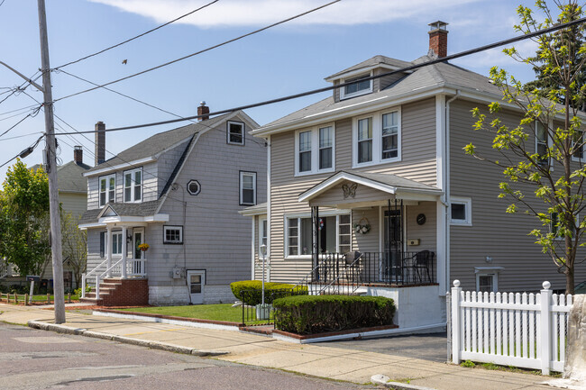 Sunny streets and larger homes are a common characteristic within Maplewood.