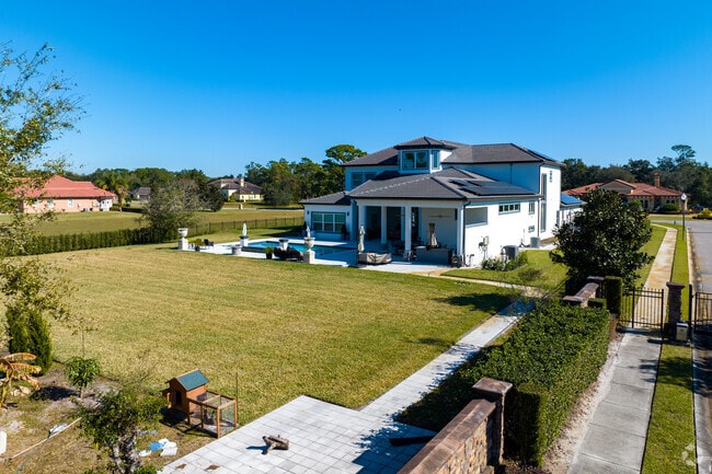 Find a modern home with a large yard in Chickasaw.