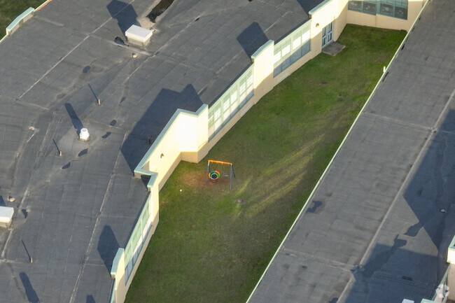 Deer Lakes Middle School has a student-teacher ratio of 14 to 1.