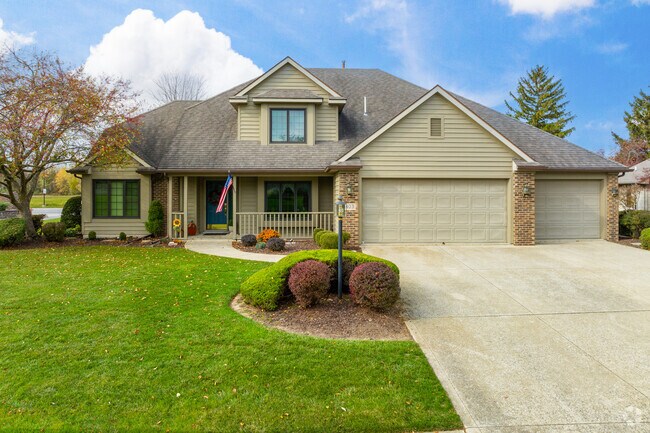 Fort Wayne's Georgetown Place features over 6 acres of common grounds.