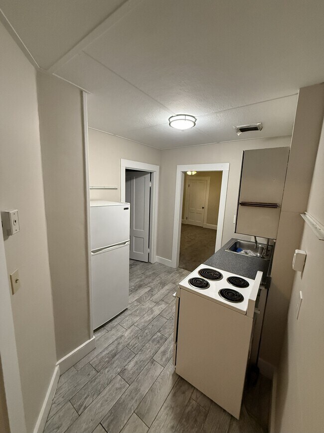 246 Taylor St unit 2b, Manchester, NH 03103 - photo 4