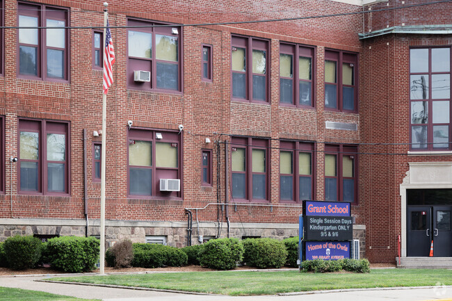 Grant Elementary School has 472 students.