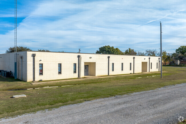 Pilot Point Middle School has a student-teacher ratio of 14 to 1.