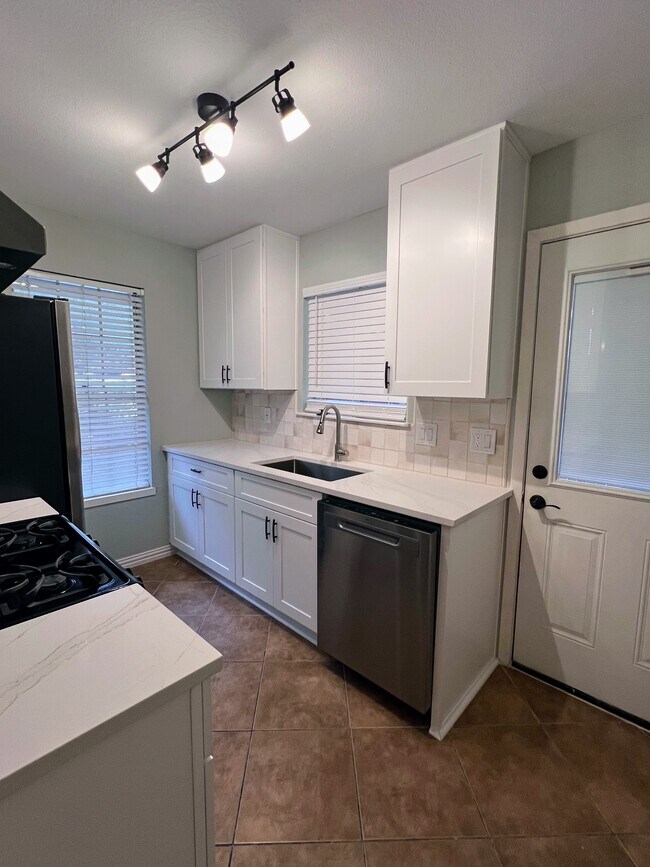 10623 Golden Quail Dr unit B, Austin, TX 78758 - photo 2