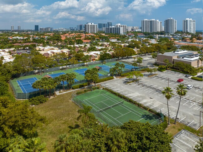 Waterways Tennis Park by LA Fitness is the perfect complement to stay in shape in The Waterways.