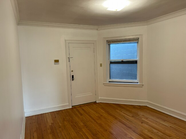 1942 N Whipple St unit 3R, Chicago, IL 60647 - photo 3