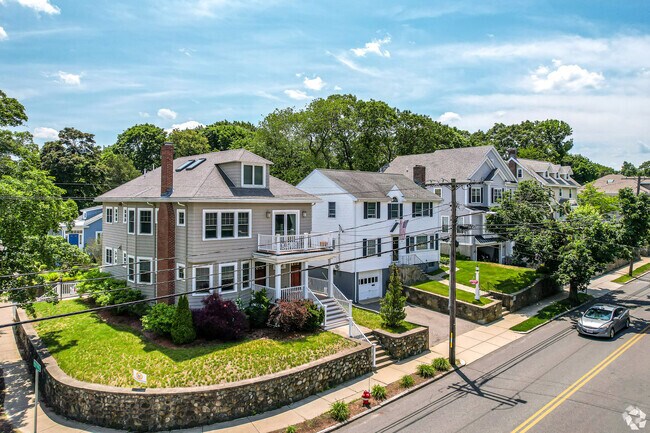 A row of homes along Highland Ave in the Arlington Center neighborhood.