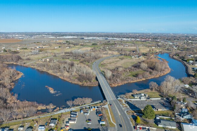 The gorgeous Yakima River winds through West Richland and into Washington wine country.