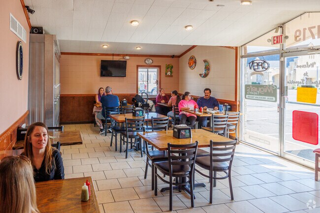 May-Lecta-Sweet Historic District offers many dining experiences to residents.