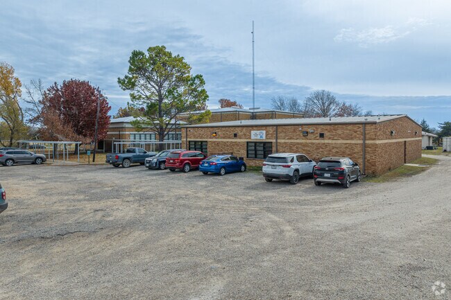 Fannindel Elementary School has a student-teacher ratio is 8:1.