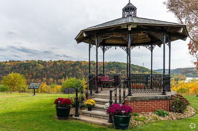 The iron gazebo is the perfect place to enjoy a sunset in Cadogan.
