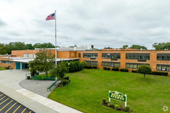 Grand Avenue Middle School in Bellmore  has 870 students with a ratio of 12:1.