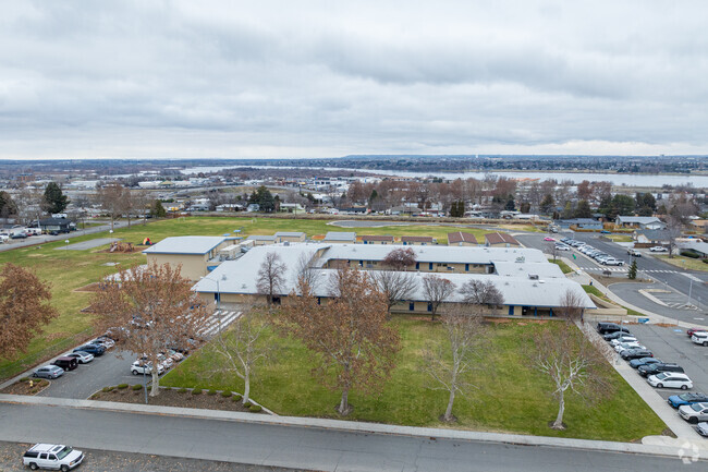 Vista Elementary has a small parking lot for staff behind the school.