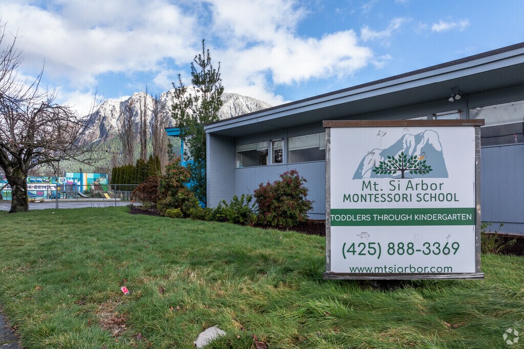 Mt. Si Arbor Montessori School signage.