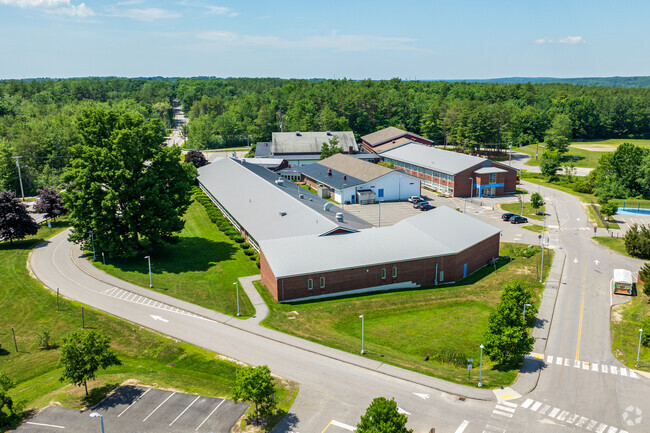 The student population of Falmouth Middle School is 487 and the school serves 6-8.