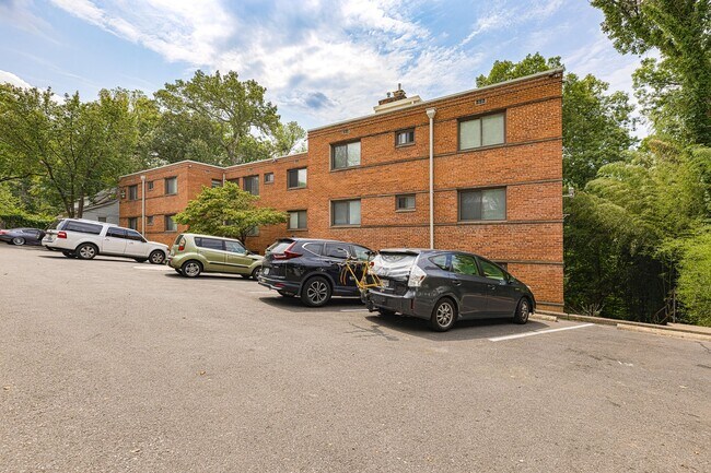 Parkside Living in Takoma Park  1, 2 & 3 Bedroom Homes at 702 Chaney Dr, Takoma Park, MD 20912 - photo 5