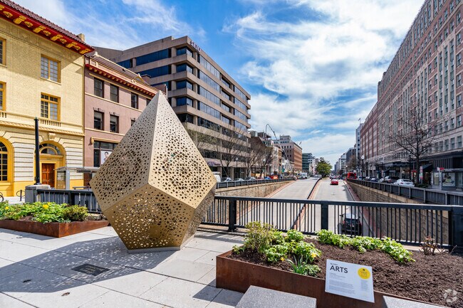 Enjoy the Golden Arts installation located in Dupont Circle.