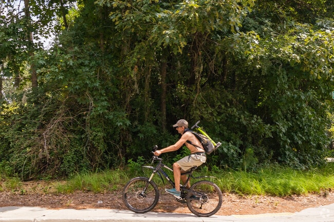 There is no public transit in Shell Point. Many locals choose to travel on their bikes.
