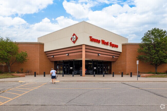 Find several unique and popular stores in Orchard Breeze’s Town West Square.