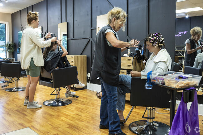 Thairapy Salon & Day Spa in Pontiac-Elgin offers a broad range of trendy haircuts.