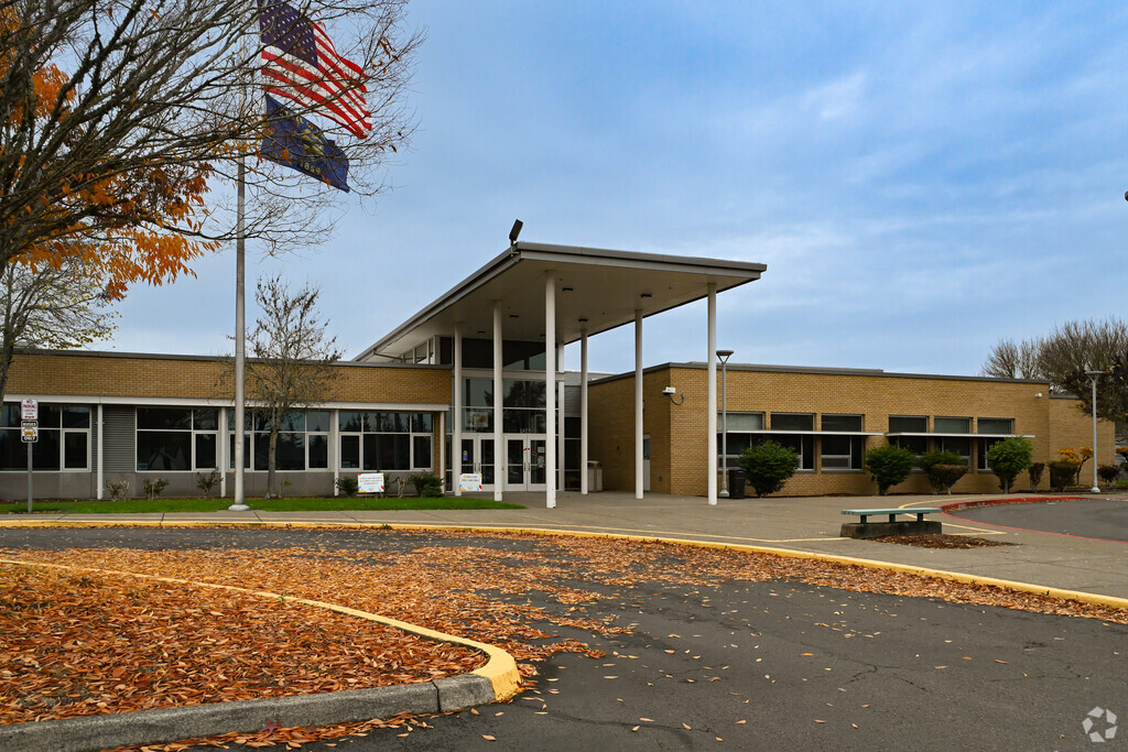 Ash Creek Elementary School provides education in the neighborhood of 
Monmouth.