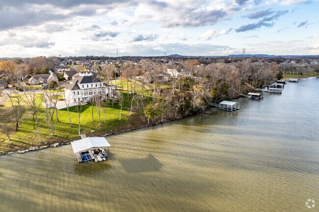 The Fairvue Plantation has several homes on the Cumberland River.