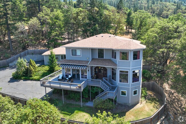 Large homes at the University District of Ashland.