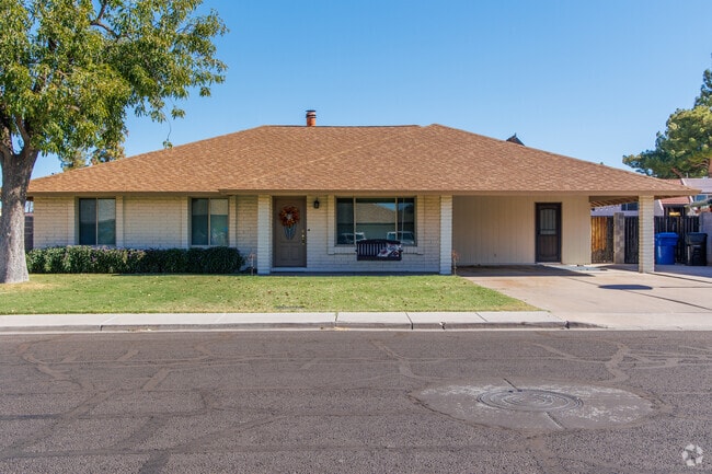 You will find homes with many different building materials around Woodbridge Crossing.