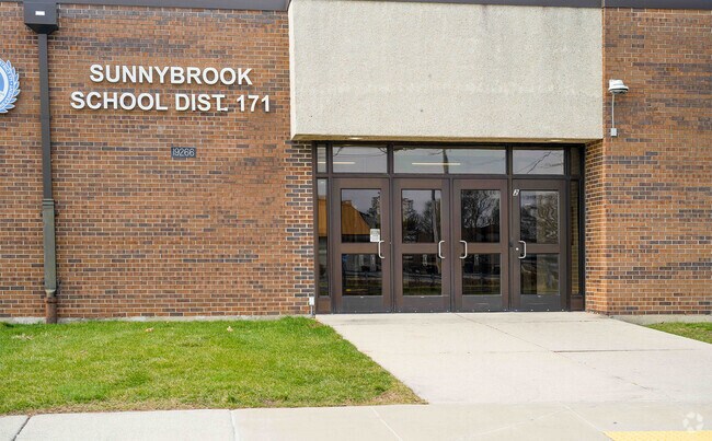 Heritage Middle School serves 5-8th grade students in Lansing, IL.