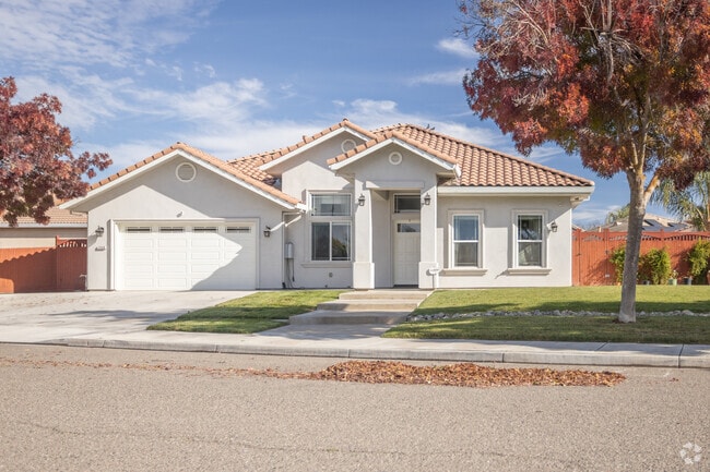 Single family homes in Newman come in a variety of sizes.