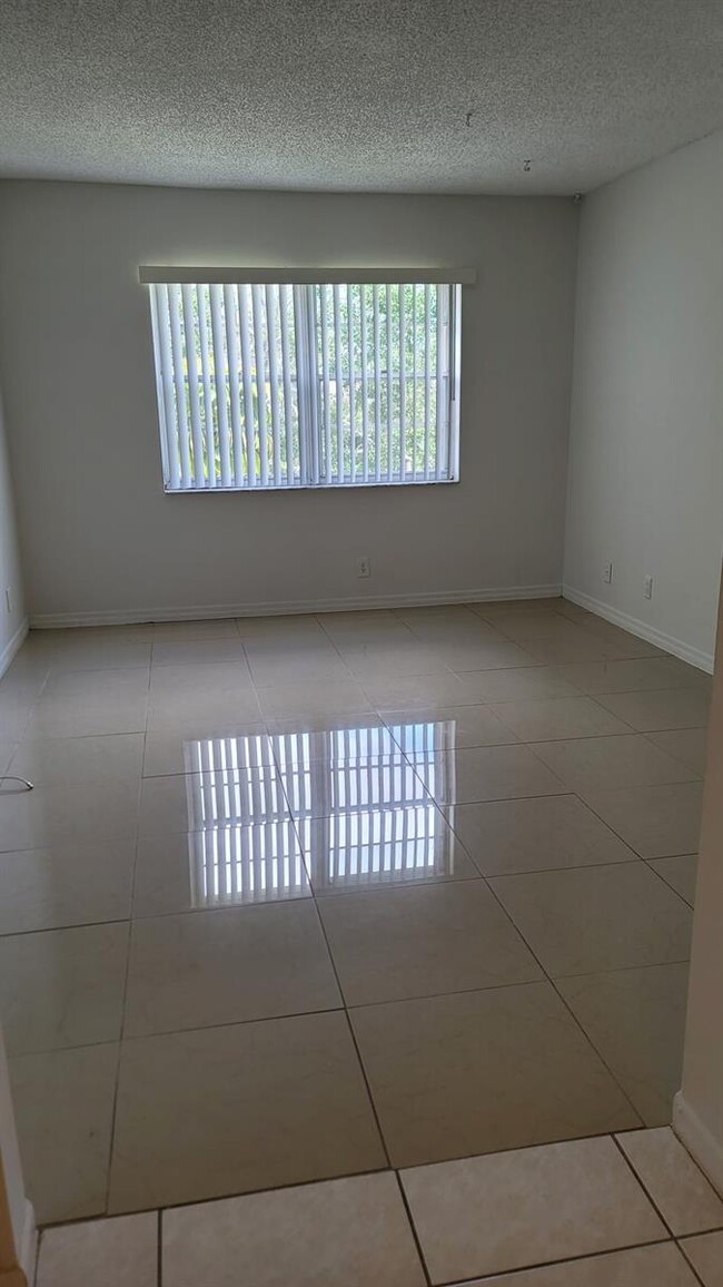 4394 NW 9th Ave, Deerfield Beach, FL 33064
