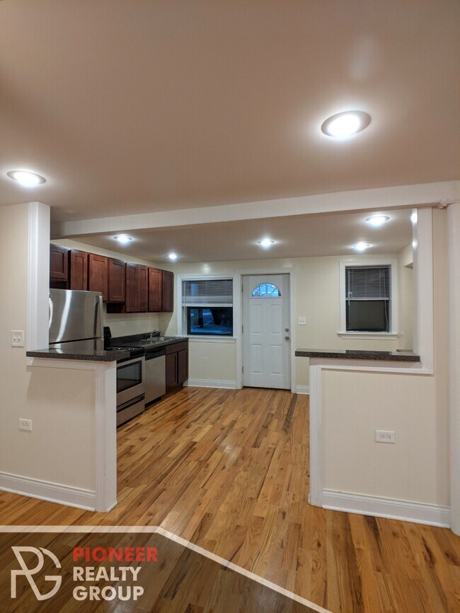 1129 W Oakdale Ave unit 1, Chicago, IL 60657 - photo 4